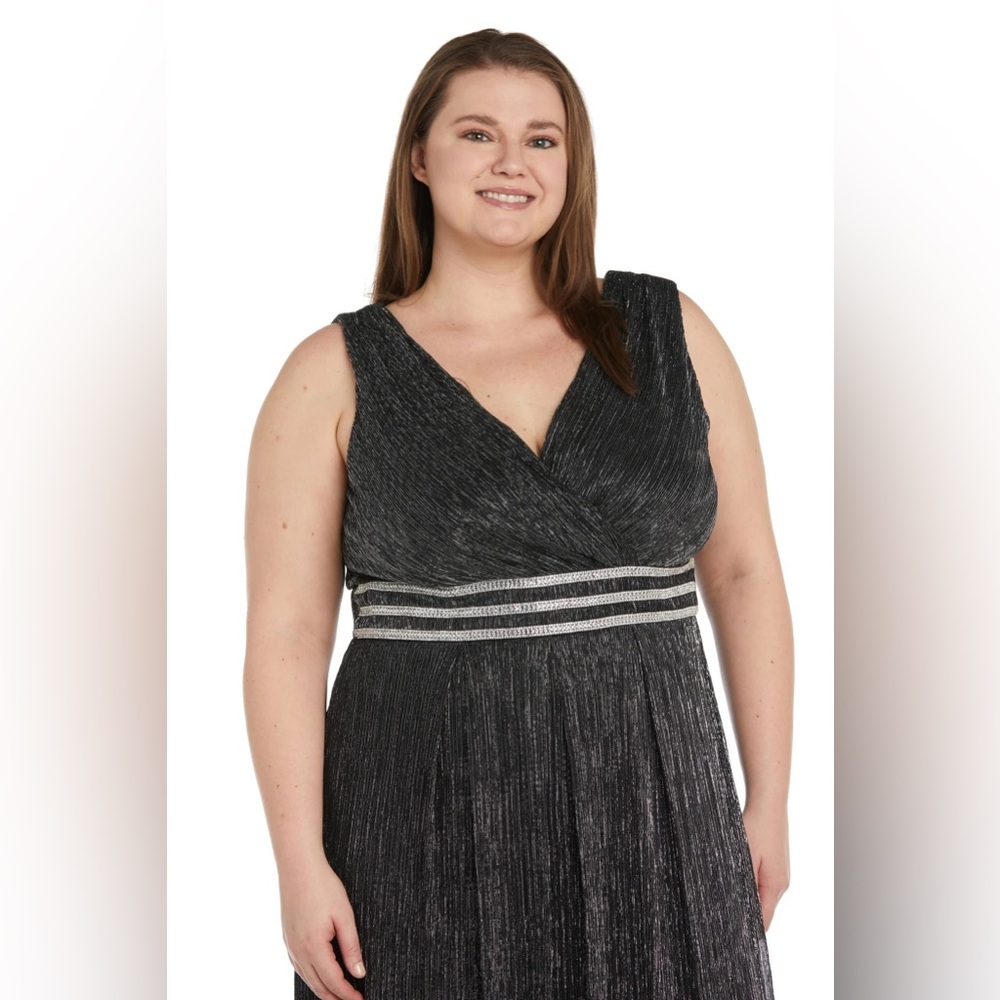 Plus Dress 🖤🤍 - Picture 5 of 11
